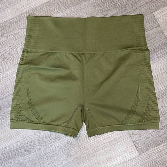 New Gorgeous Green Seamless Shorts - Picture 5 of 6